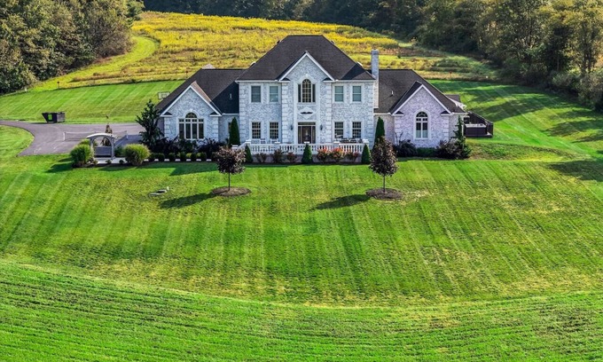 Millerstown Casa | Willow Brook Mansion