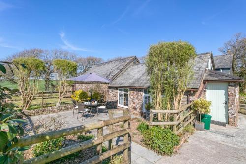 Whitstone Casa | Willow Cottage - Bennetts Court