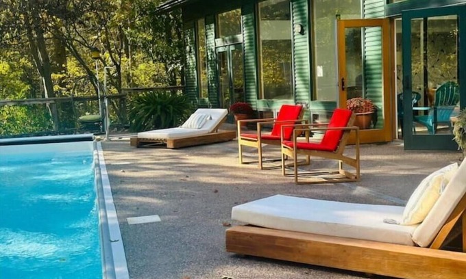 Washington Casa | Willow Creek: Mid-Century Oasis