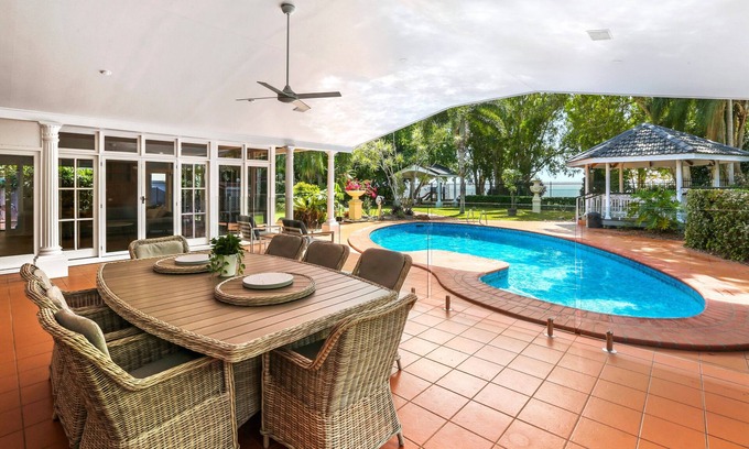 Kewarra Beach Casa | Willow Garden Stays Cairns - Beachfront Luxury Home