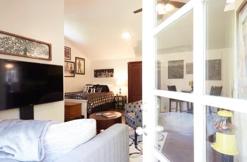 Willow Glen Casa | Willow Glen Private Studio - 1 Queen Bed and 1 Queen Inflatable