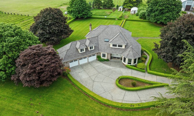 Ridgefield Casa | Willow & Vine- Retreat & Small Event Estate in Ridgefield, WA steps to winery