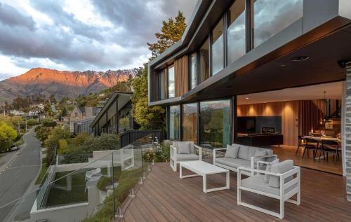 Kelvin Heights Casa | Willow Waters - lakeside luxury - a Relax it's Done holiday home