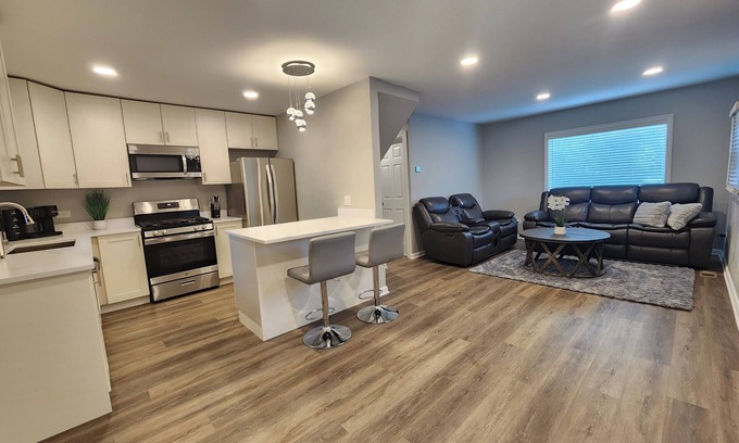 Willowbrook Casa | Willowbrook Gem 3-bedroom house with AC, WiFi, next to Forest Preserve
