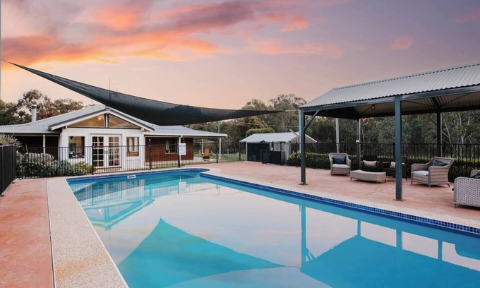 Budgee Budgee Casa | Wilpine Poolside Country Luxury near Town