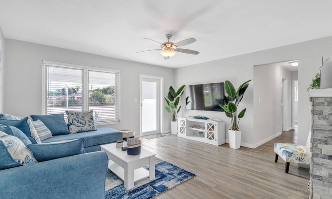 Wilton Manors Casa | Wilton Manors Ranch - Pet Friendly! 3 Bedroom Holiday Village by Redawning