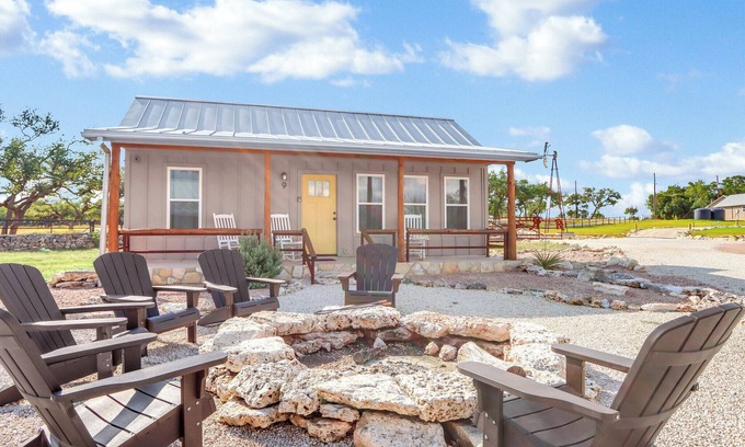 Wimberley Cabina | Wimberley Traveler’s Cottage w/ Firepit & Pickleball