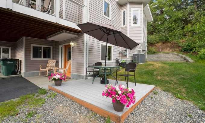 Rabbit Creek Casa | Wind Song Retreat on the Anchorage Hillside!