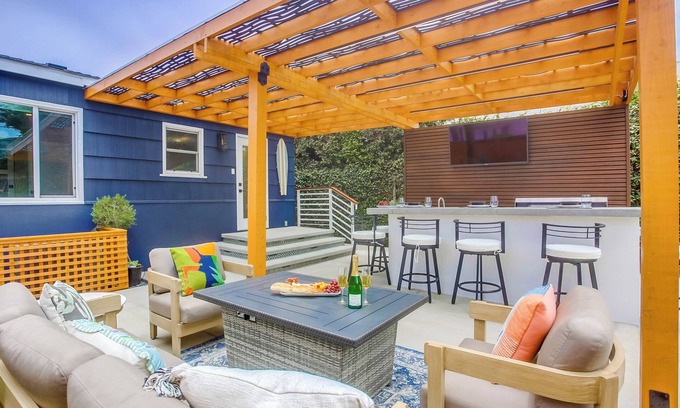 Beach Barber Tract Cabaña | Windansea Beach House - beautifully updated 2 bedroom cottage by the beach