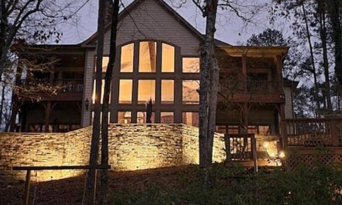 Wedowee Casa | Windows on Wedowee: Lakefront Luxury Private 4 BR/3.5 BA House w/ 2-Level Dock