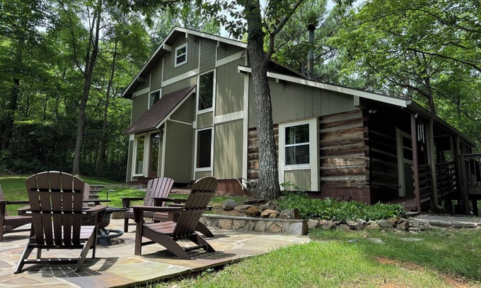 Chalet Village Casa | WINDSONG! Peaceful, Quiet Cabin Bordering Nat. Park Near Downtown Gatlinburg