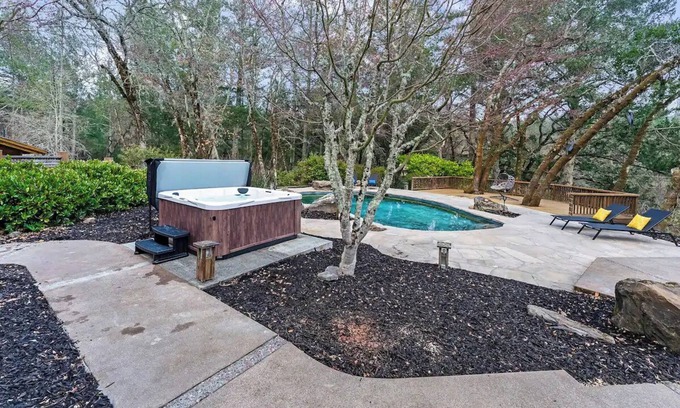 Santa Rosa Casa | Wine Country Retreat- Privacy-Spa/Pool/Games