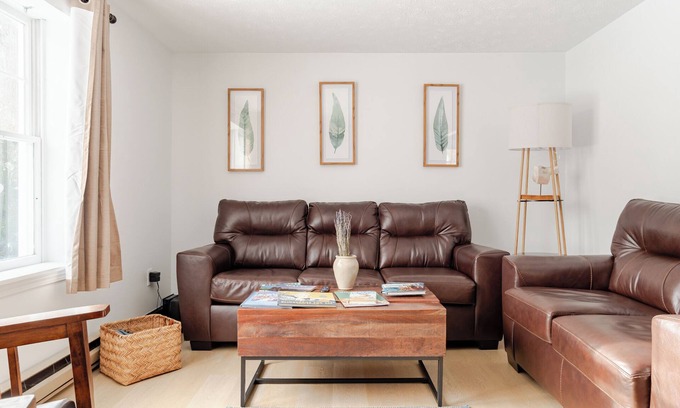 East Deering Casa | Winter Rental + Walk in Glass Shower + Free Parking + 5 min to Old Port