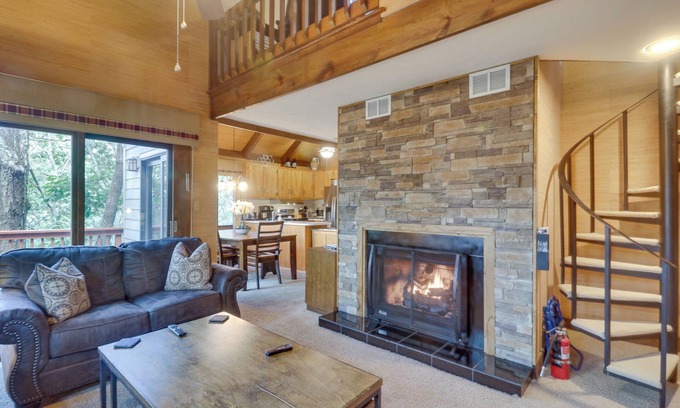 Treeloft Casa | Wintergreen Home con bañera de hidromasaje, terraza y vistas a la montaña