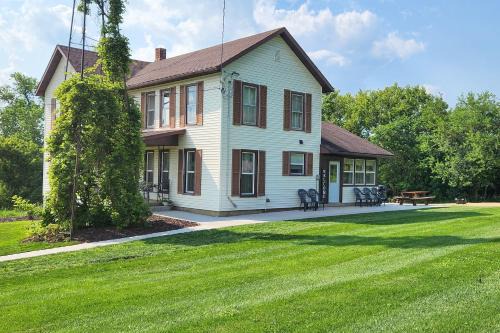 Monroe Casa | Wisconsin Farmhouse Stay UTV, Boat, Snowmobile!