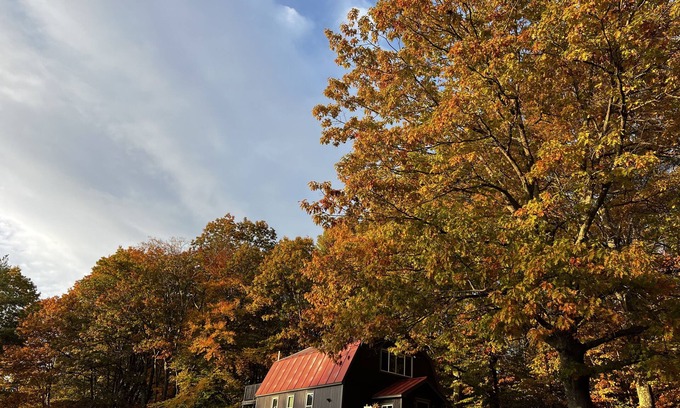 Hartland Casa | Wise Pines Renovated Barn [Bunkhouse]