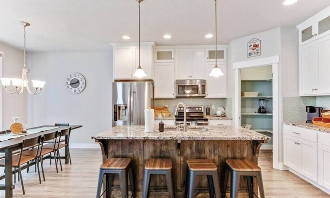 Sunset Heights Casa | Within Minutes of UVU, Pet Friendly, 2 CarGarage!