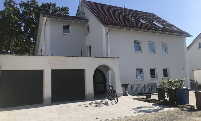 Dasing Apartamento | Wohnung Anika 1 - Helle FeWo mit schönem Balkon und kostenfreim WLAN