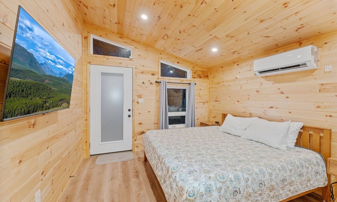 Martin City Cabina | Wolf Den Micro Cabin at Spotted Bear Retreat