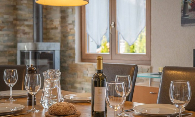 Chamoson Casa | Maravillosa casa de vacaciones privada para 6 personas con WIFI, TV, terraza y mascotas permitida