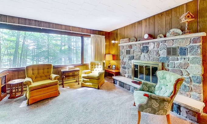 Hazelhurst Casa | Wonderful lakefront home with WiFi, private washer and dryer, fireplace, decks