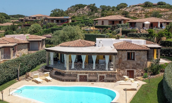 Capo Coda Cavallo Villa | Maravillosa villa de lujo con piscina y gran jardín con vistas al mar.