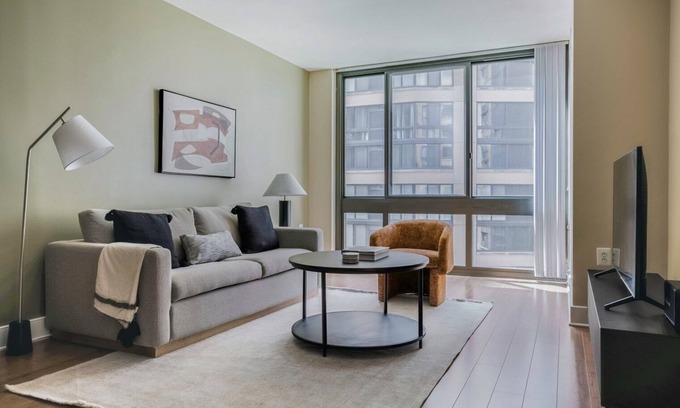 Mount Vernon Triangle Apartamento | Wonderful Mt Vernon 1BR w/ Gym & Roof Pool, nr Dining, by Blueground