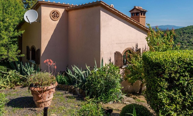 Scarlino Villa | Preciosa casa de vacaciones privada con WIFI, TV, terraza, mascotas permitida y aparcamiento