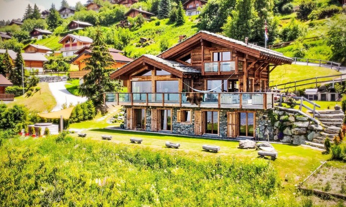 Saint-Pierre-de-Clages Casa | Wonderful private villa for 8 guests with WIFI, hot tub, TV, terrace, pets allowed and parking