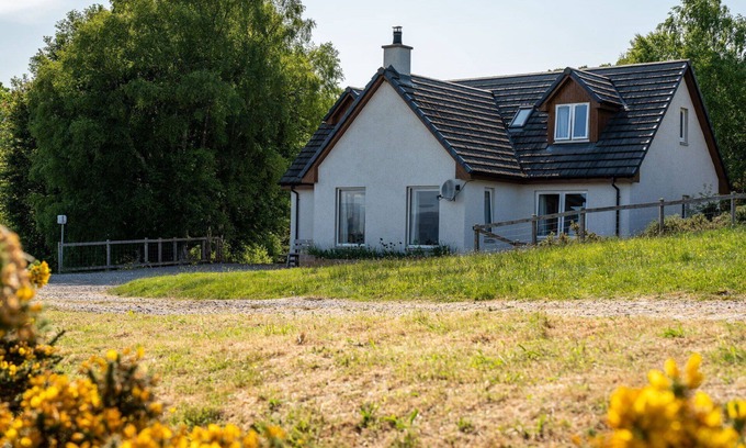 Loch Ness Casa | Preciosa casa de vacaciones privada para 7 personas con WIFI, TV, patio y vista panorámica