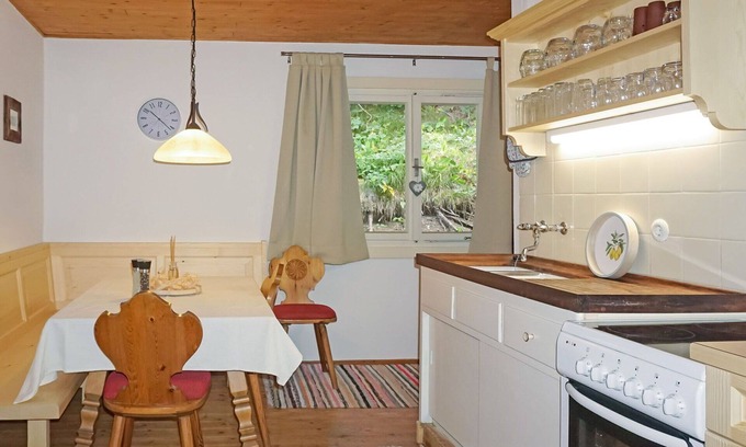 Flirsch Casa | Maravillosa casa de vacaciones privada para 7 personas con TV y patio