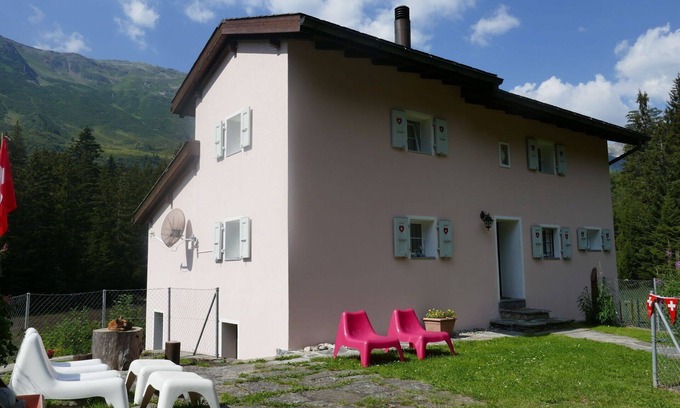 Blenio Casa | Estupenda casa de vacaciones privada con WIFI, TV, patio, mascotas permitida y vista panorámica