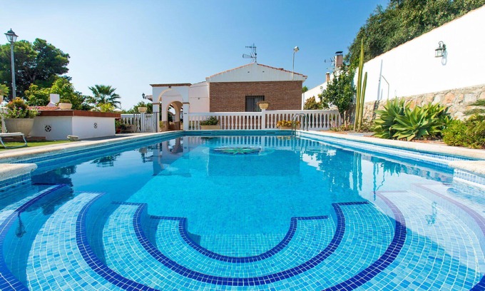 Motril Casa | Preciosa casa de vacaciones privada con WIFI, A/C, piscina privada, TV, terraza y mascotas permitida