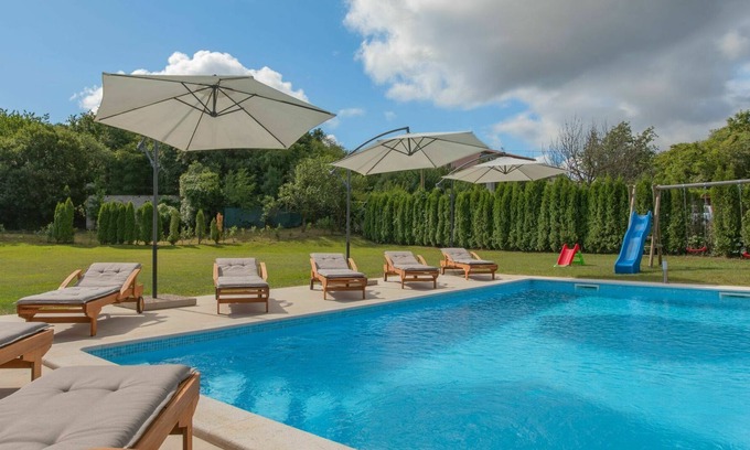 Strmac Casa | Maravillosa casa de vacaciones privada con piscina privada, WIFI, A/C, TV, terraza y aparcamiento