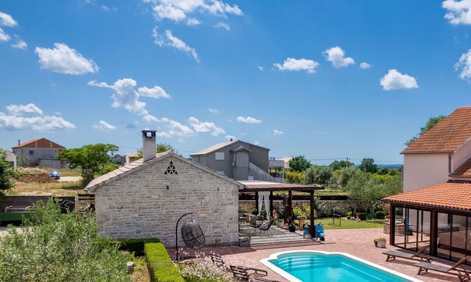 Gornji Zemunik Villa | Maravillosa casa de vacaciones privada con piscina privada, WIFI, A/C, jacuzzi, TV, patio