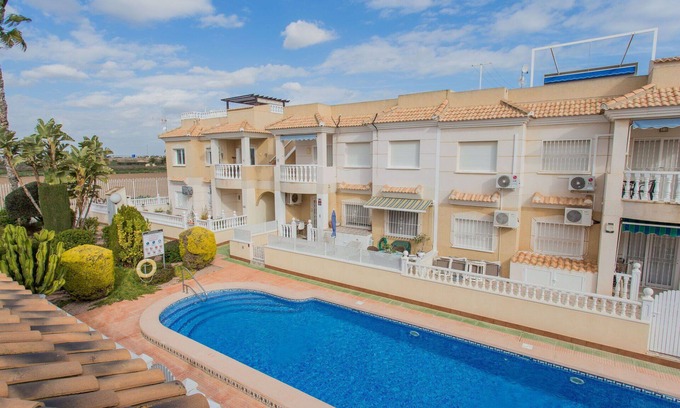 Los Alcázares Casa | Preciosa casa de vacaciones para 4 personas con WIFI, A/C, piscina, TV y terraza