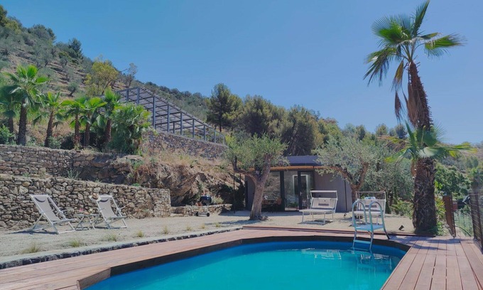 Civezza Villa | Estupenda casa de vacaciones con A/C, WIFI, piscina privada, TV, patio y mascotas permitida