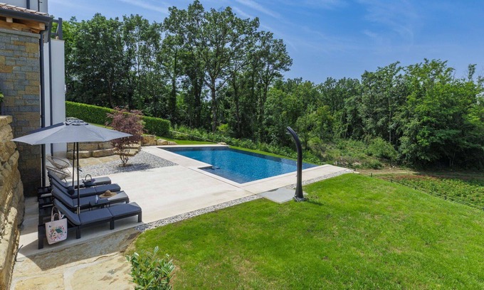 Karojba Casa | Preciosa casa de vacaciones para 6 personas con A/C, piscina privada, WIFI, TV y terraza