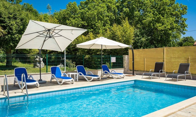 Vinez Casa | Preciosa casa de vacaciones para 8 personas con A/C, piscina privada, WIFI, TV y terraza