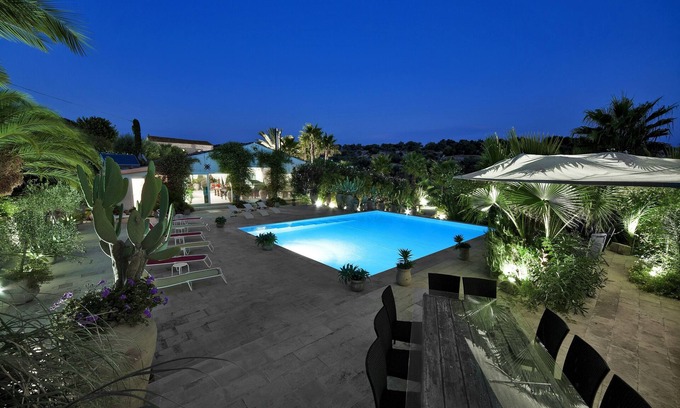 Ragusa Villa | Imponente y espléndida villa con piscina, patio y grandes espacios.