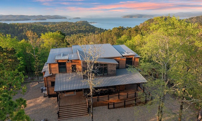 Broken Bow Cabina | Wonderstruck Luxury Cabin🌟Best Lake Views!Hike to River,Hot Tub,Playset,Gameroom
