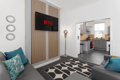 Kirkdale Casa | Woodbine House - Air Host and Stay - Free parking - Contractor Friendly