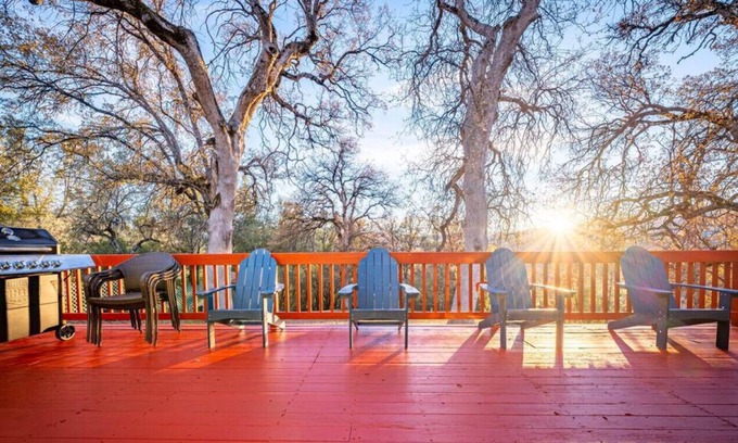 Oakhurst Cabaña | Wooded Hills Mountain home w/Hot tub/firepit/BBQ