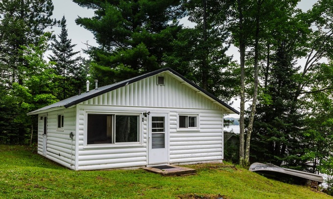 Gwinn Cabaña | Renovado Lakeside Cottage, jacuzzi, muelle de pesca, barcos, motos de nieve fuera de la propiedad