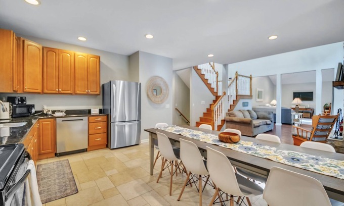 Montague Casa | Wooded Sands: Autumn Bliss – Cozy Up in Nature's Colorful Wonderland!