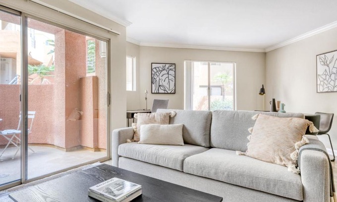 Woodland Hills Apartamento | Woodland Hills 1BR w Gym WD Pool nr 101 LAX-683