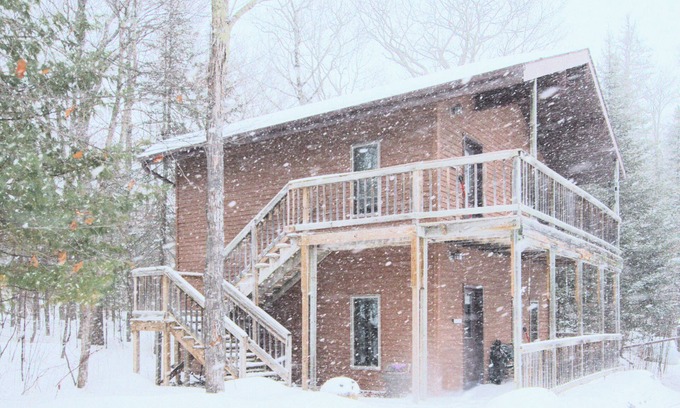 Bayfield Apartamento | Woodland Lodging | Cozy Two-Level Retreat