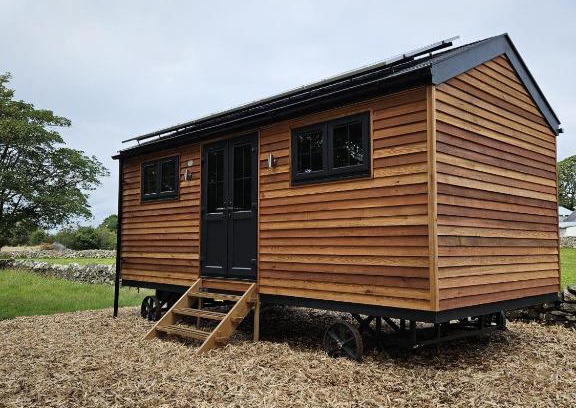 Brynrefail Cabina | Woodland Shepherds Hut - 'Saga'