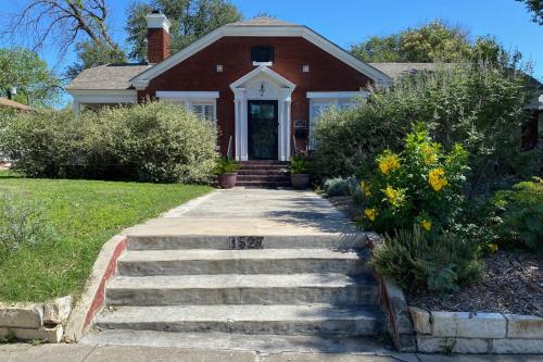 Woodlawn Lake Casa | Woodlawn Avenue Beauty