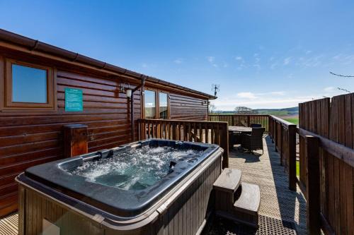 Cupar Chalet De Esquí | Woodpecker Lodge with Hot Tub